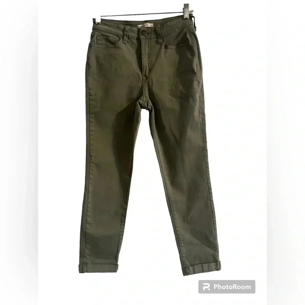 SO High Rise Curvy Crop pants - Size 7
